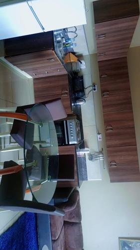 Habitación con espejo y algunos armarios de madera. en Morgan Suites, en Kampala