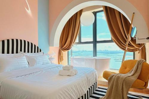 une chambre avec un lit, une chaise et une fenêtre dans l'établissement Country Garden Fully Unblocked Seaview Suite by Dooga's Homestay, à Johor Bahru