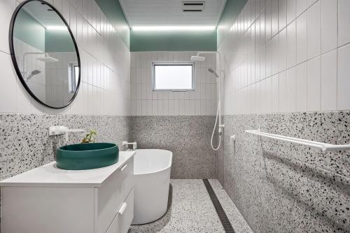 Ένα μπάνιο στο The Ausly