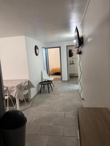 Μια τηλεόραση ή/και κέντρο ψυχαγωγίας στο Appart 4 chambres, 3 SDB, avec parking privé