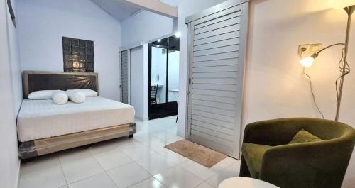 Postel nebo postele na pokoji v ubytování Karati Lakeview White Villa