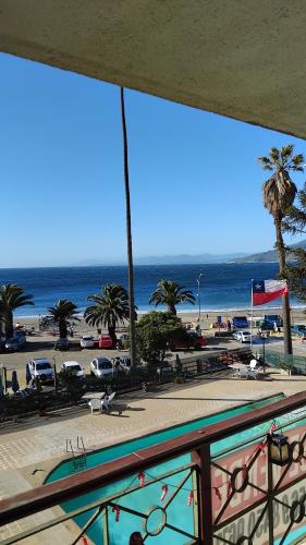 une vue sur la plage depuis le balcon d'un complexe hôtelier dans l'établissement Lindo depa en la playa chica, à Papudo
