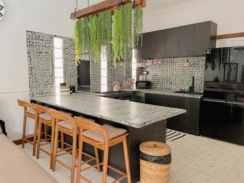 Kuchyň nebo kuchyňský kout v ubytování Villa Vela 2 BR - Vela 3 with Private Pool & Rooftop