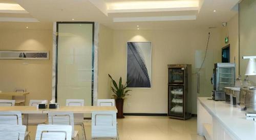 Kuchyň nebo kuchyňský kout v ubytování City Comfort Inn Dongguan Shilong Huixing Commercial Center