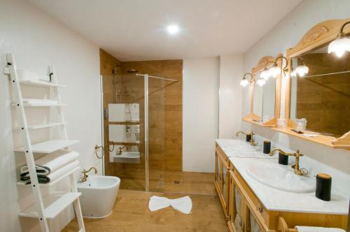 a bathroom with a sink, toilet and bathtub at Habitaciones Premium Finca la Casona in San Rafael