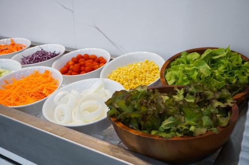 合艾Alfahad Hotel的碗里盛着各种各样的蔬菜