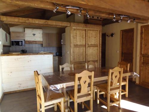 a kitchen and dining room with a table and chairs at Chalet l'aubépine résidence B&B in Bessans