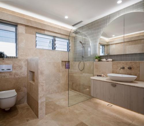 Ένα μπάνιο στο Waterfront Showpiece