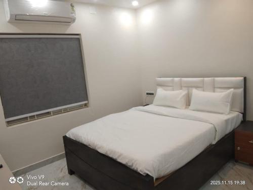 Postel nebo postele na pokoji v ubytování Townhouse Puri Bypass Crossway Formerly Hotel Pratee Heights