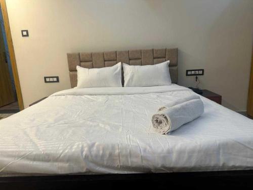 Postel nebo postele na pokoji v ubytování Townhouse Puri Bypass Crossway Formerly Hotel Pratee Heights