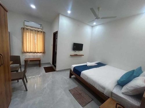 Una cama o camas en una habitación de Hotel O Gopalan Mall Bangalore Formerly Gm Comforts