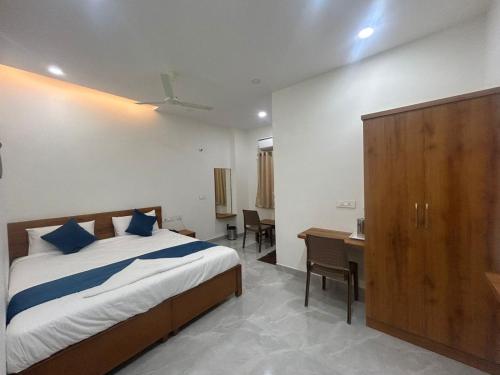 Una cama o camas en una habitación de Hotel O Gopalan Mall Bangalore Formerly Gm Comforts