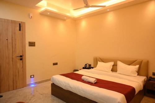 Ένα ή περισσότερα κρεβάτια σε δωμάτιο στο Townhouse Bhangagarh Bus Terminal Formerly The Rudra Inn