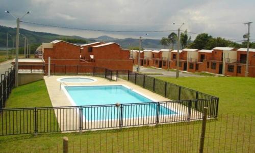 a large swimming pool in front of a building at Casa de descanso lago calima in Calima
