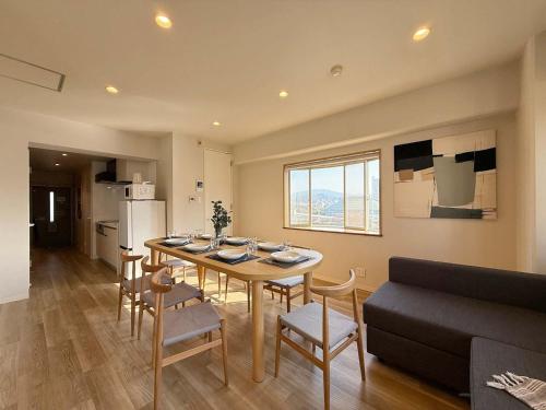 Kuchyň nebo kuchyňský kout v ubytování Grandeur by b hotel - Large Riverview Apartment Near Landmarks