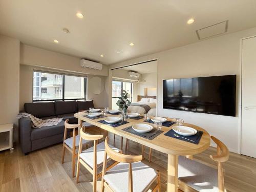 TV a/nebo společenská místnost v ubytování Grandeur by b hotel - Large Riverview Apartment Near Landmarks