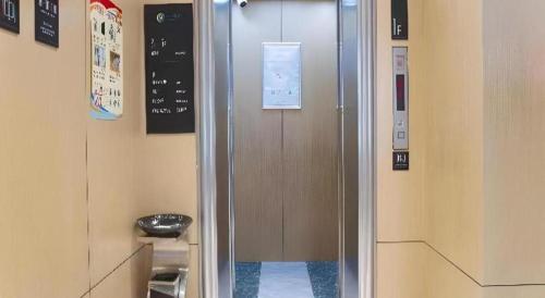 a hallway with a door in a room at City Comfort Inn Jiujiang Gongqing Science and Technology College High-speed Railway Station in Gongqingcheng