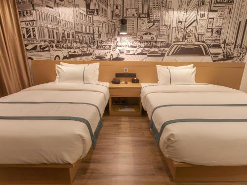 Postel nebo postele na pokoji v ubytování City Comfort Inn Wuhan Jianghan Road Xunlimen Metro Station