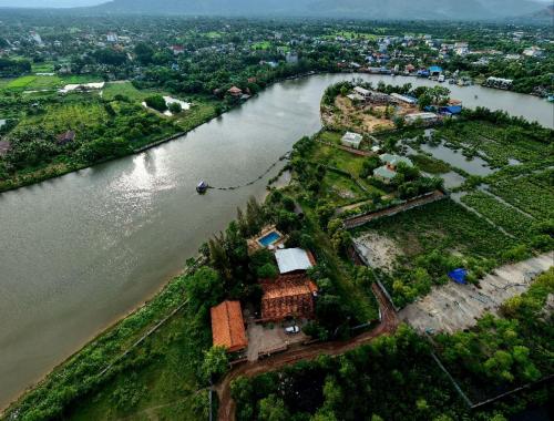 Sun & Roots Kampot Lodge