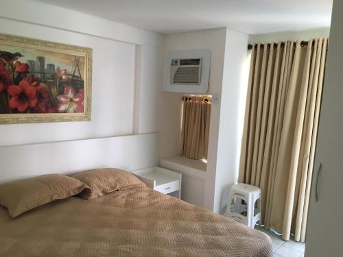 1 dormitorio con 1 cama y una pintura en la pared en Ancorar Flat Resort 2207 B en Porto De Galinhas