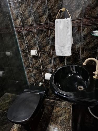 Et badeværelse på Ap 1 Pico do Itacolomy piscina aquecimento solar e churrasqueira