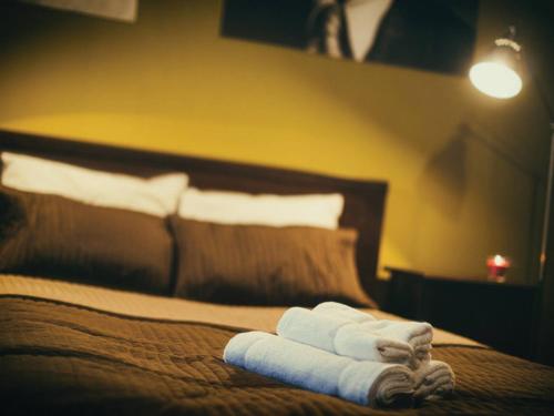 łóżko z dwoma składanymi ręcznikami na górze w obiekcie Apartament Focha 26 w Bydgoszczy