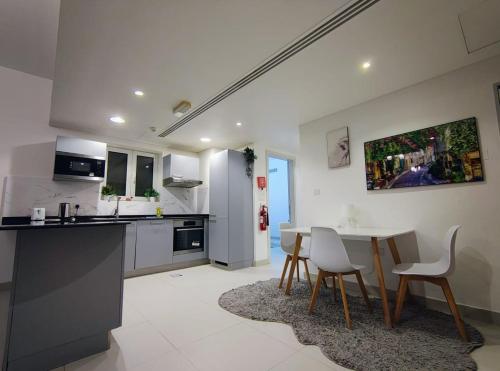 une cuisine avec une table et des chaises dans une pièce dans l'établissement Sifa Oasis, à Mascate