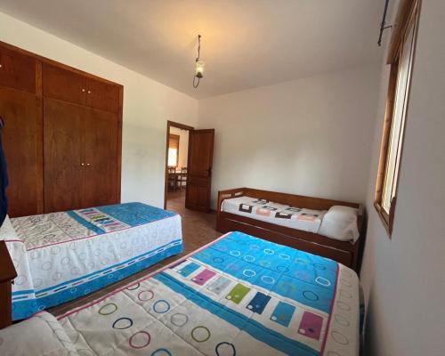 a room with two beds in a room at El susurro del agua in Alcaudete