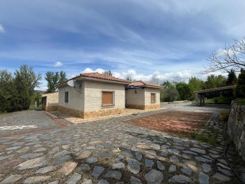 a building on a cobblestone road in front of a building at El susurro del agua in Alcaudete