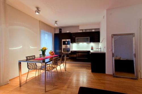 ครัวหรือมุมครัวของ Tatari Apartment