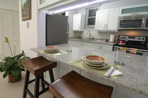 
A kitchen or kitchenette at Choose To Be Happy at Eight - Eight Super Studio Apartments
