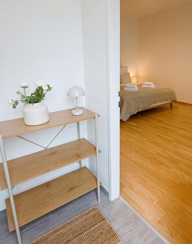 un salon avec une table et un lit dans l'établissement Suites am Herzogberg, à Brunn am Gebirge