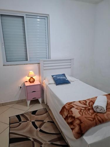 En eller flere senge i et værelse på Ap 1 Pico do Itacolomy piscina aquecimento solar e churrasqueira