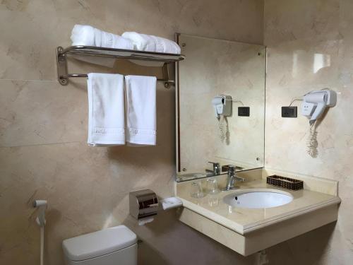 Koupelna v ubytování Phoenix Hotel 3