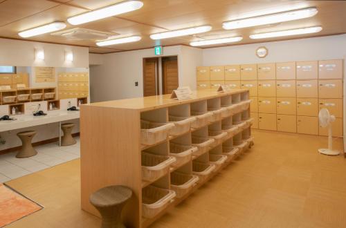 una habitación con taquillas y un mostrador con estantes en Yuno Yado Shoei, en Kioto