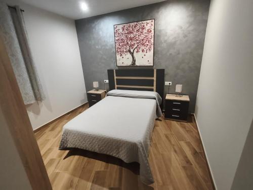 ein Schlafzimmer mit einem Bett und zwei Nachttischen in der Unterkunft El Huertecillo in Villanueva de los Infantes