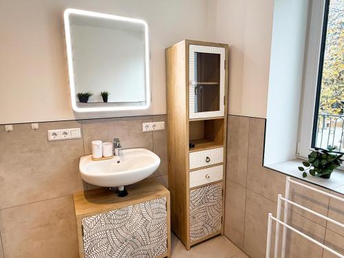 Ένα μπάνιο στο NEU Master's Bridge - Modernes zentrales Apartment mit Garage und Balkon in Deichnähe von STAY YOUR WAY