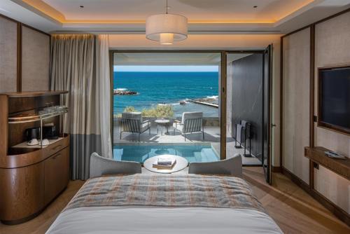 Una cama o camas en una habitación de Hilton Chania Old Town Resort & Spa
