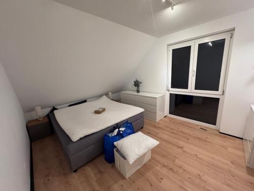 une petite pièce avec un lit et une fenêtre dans l'établissement Möbliertes Familienhaus in Hamburg, à Niederdorla