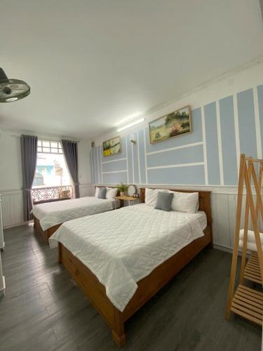 Postel nebo postele na pokoji v ubytování 172 Hồ Quý Ly biệt Thự Hồ Bơi