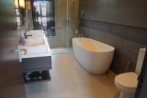 Ένα μπάνιο στο Maha Casa Villa