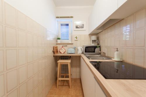 Dapur atau dapur kecil di Captain's Apartment with Sea View