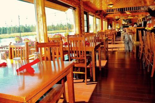 Ein Restaurant oder anderes Speiselokal in der Unterkunft Angler's Lodge 