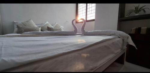 Voodi või voodid majutusasutuse Chandrajyoti Villa 3 The all new flat with Huge Living room and terrace toas