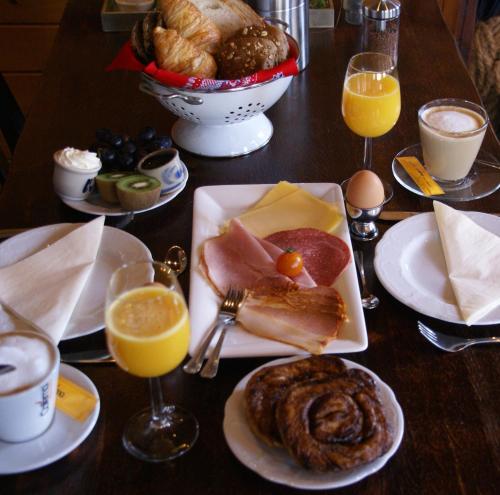 une table avec des assiettes de nourriture et des verres de jus d'orange dans l'établissement Hotel Restaurant de Boekanier, à Vrouwenpolder