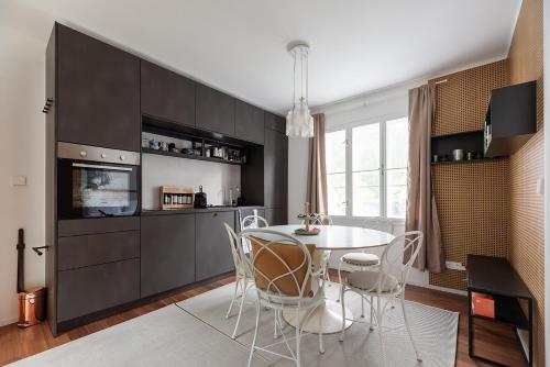 a kitchen with a table and chairs in a room at DESIGN RETREAT Schneeberg - Singlestudio, Gartenstudio, Whirlpool-Suite oder Maisonette-Suite in Puchberg am Schneeberg
