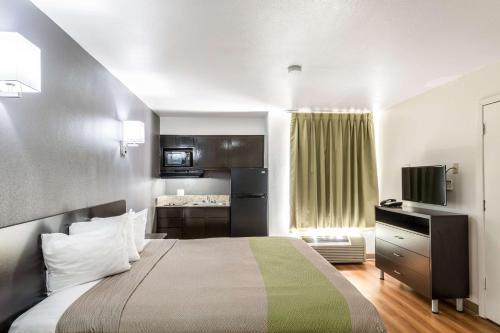 een hotelkamer met een bed en een televisie bij Studio 6-Arlington, TX in Arlington