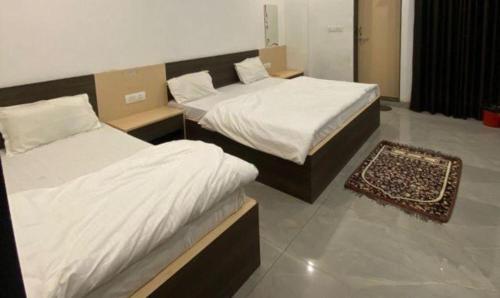 Ένα ή περισσότερα κρεβάτια σε δωμάτιο στο FabHotel Radhy Sham