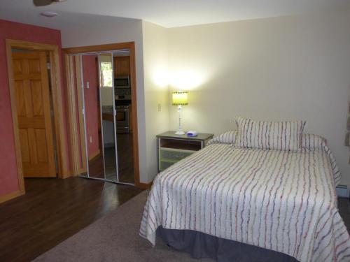 a bedroom with a bed and a lamp on a table at Red Wing Motel in Manitou Springs