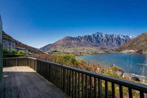 un balcon avec vue sur un lac et des montagnes dans l'établissement Marina Heights, à Queenstown